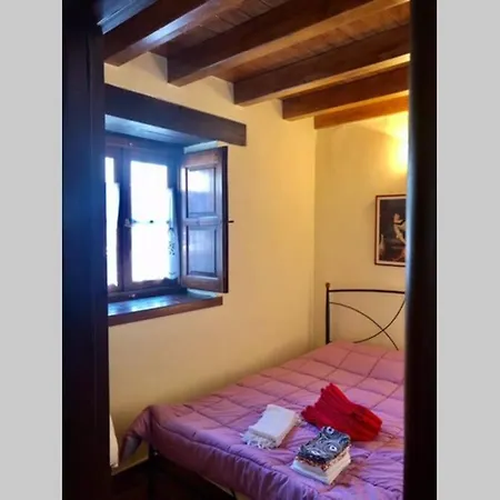 Periklis Anavriti. Apartamento