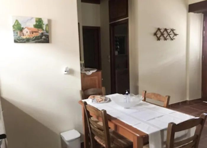 Periklis Anavriti. Apartamento